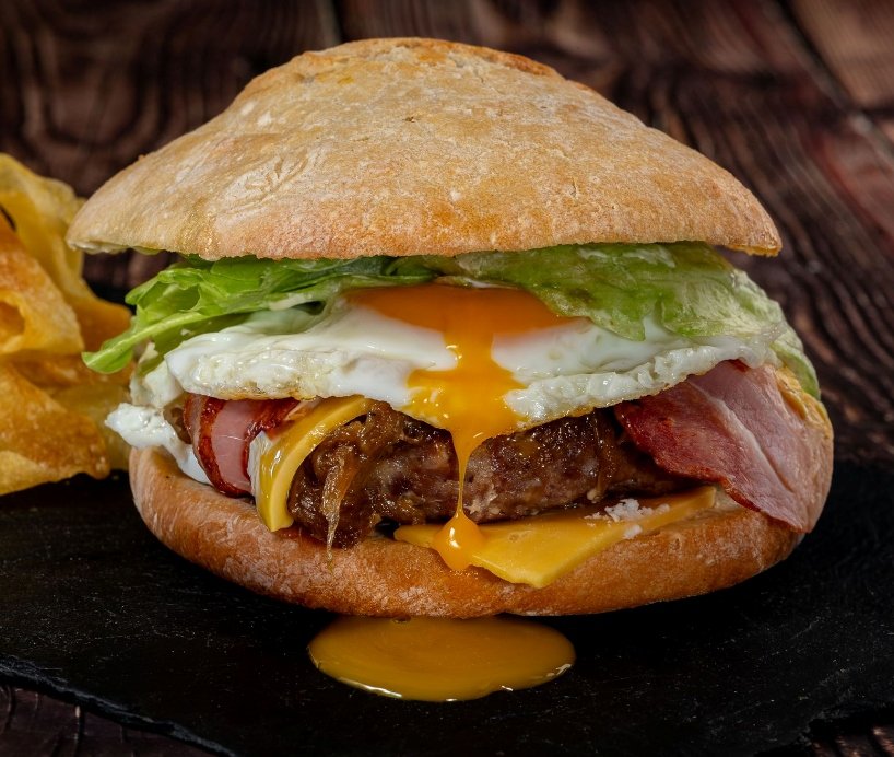 Hamburguesa de bacó i ou i xips