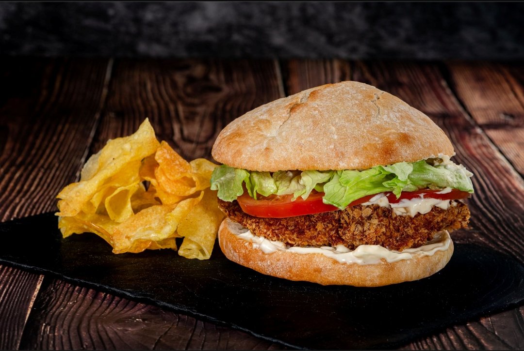 Hamburguesa de pollastre cruixent i xips
